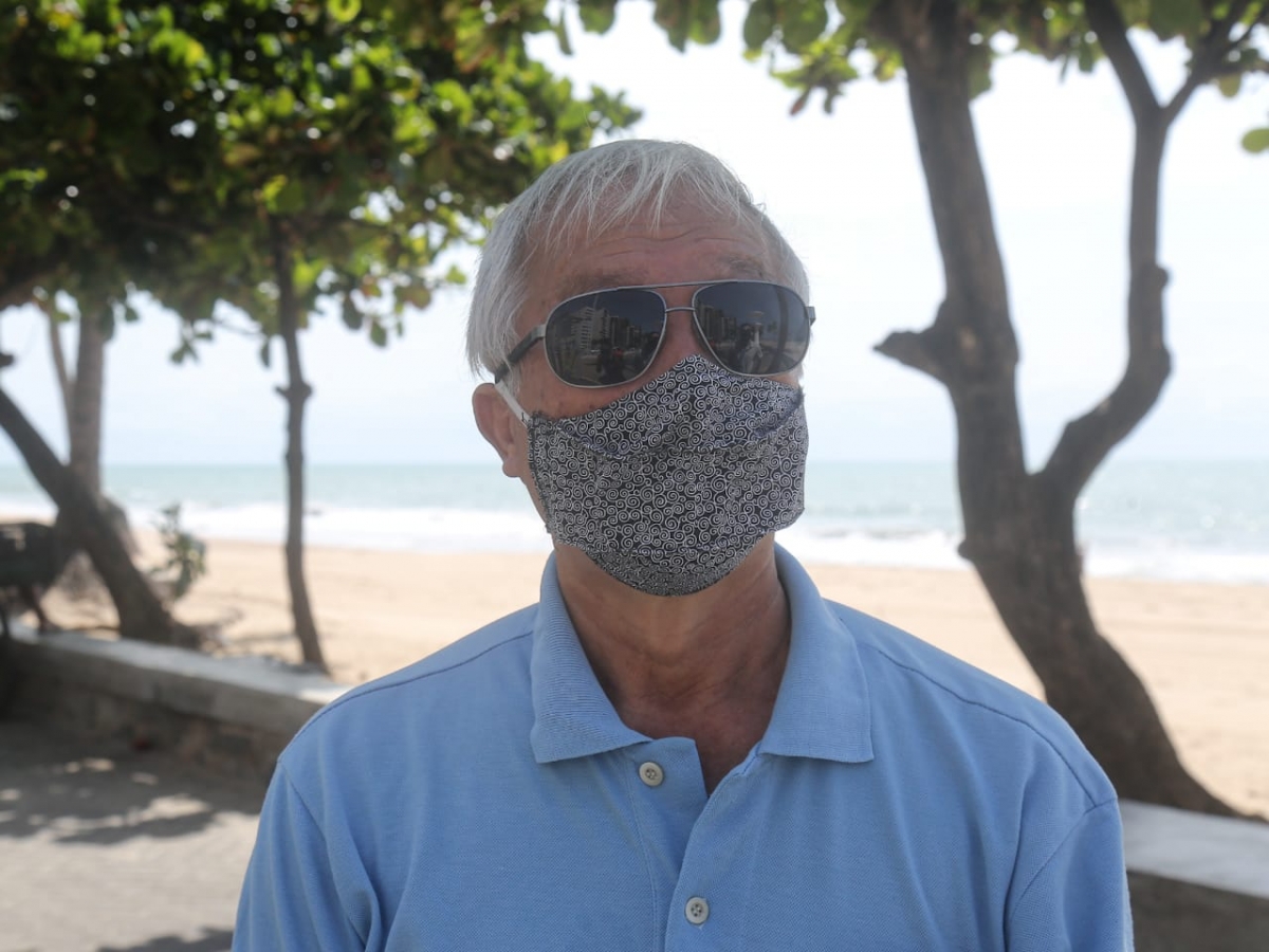 Turista de máscara no primeiro dia do decreto que fechou praias para banhistas